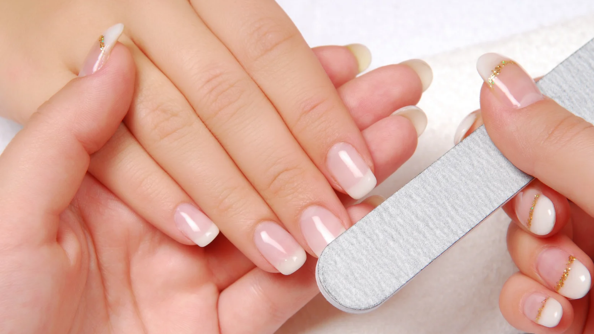 Hand filing nails properly to grow nails naturally and maintain nail shape