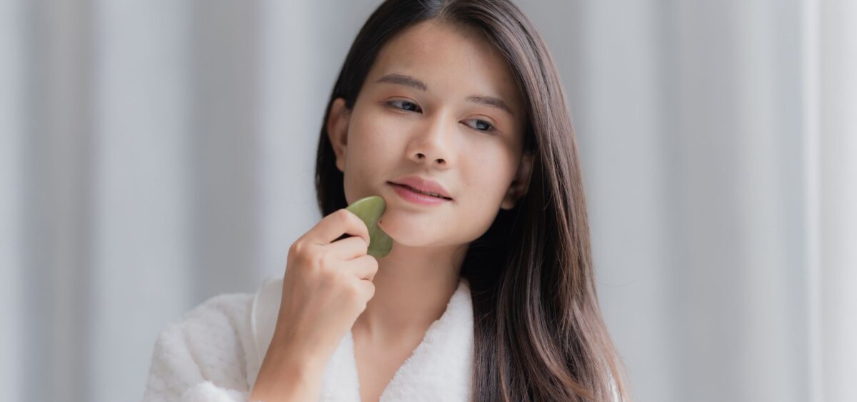 Best skincare routine for 25 year old with acne including cleansing, treatment, and moisturizing steps