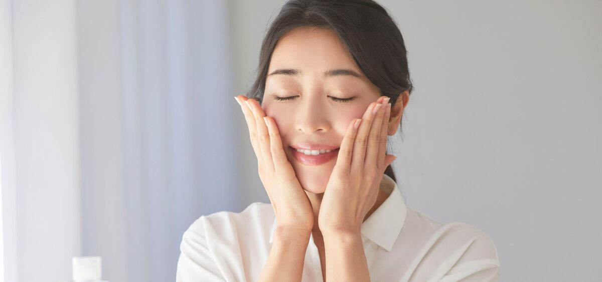 Affordable acne skin care routine for beginners with simple steps including cleanser, moisturizer, and sunscreen