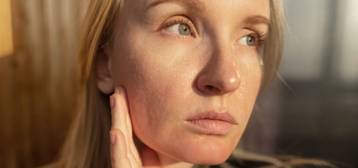 How to layer skincare for oily skin in the correct order including cleanser, toner, serum, moisturizer, and sunscreen