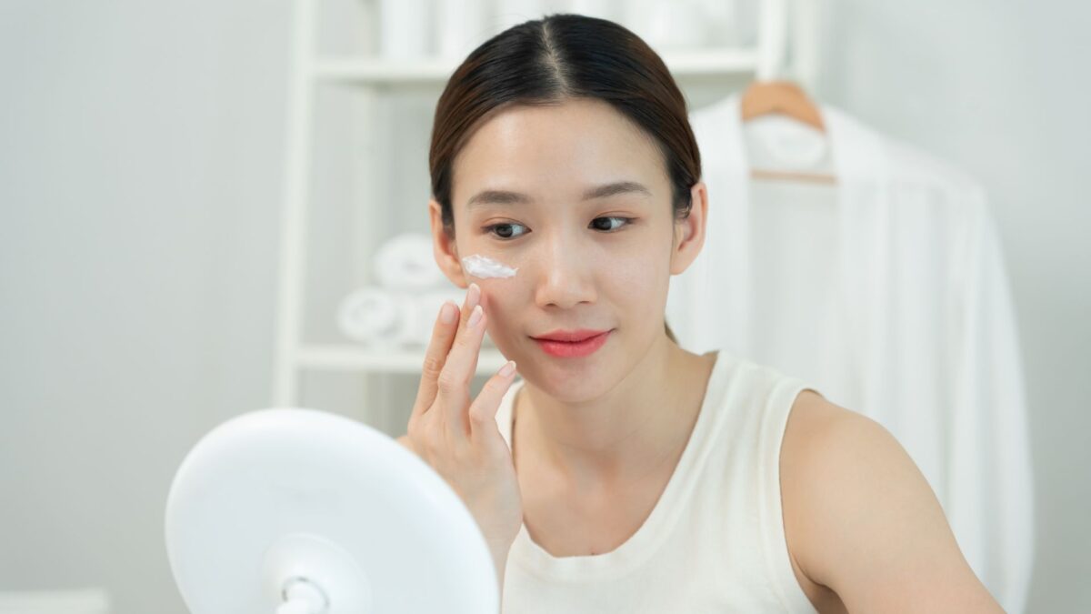 how to use moisturizer for oily acne open pores skin correctly