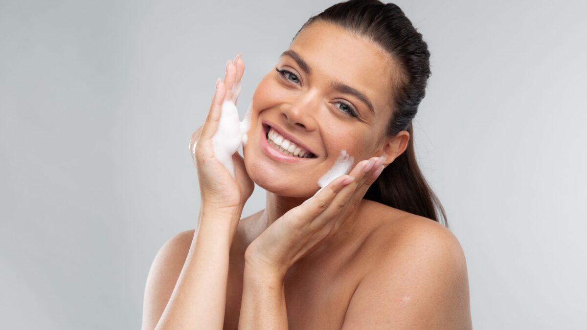 how to use salicylic acid cleanser for oily skin and acne prone skin effectively