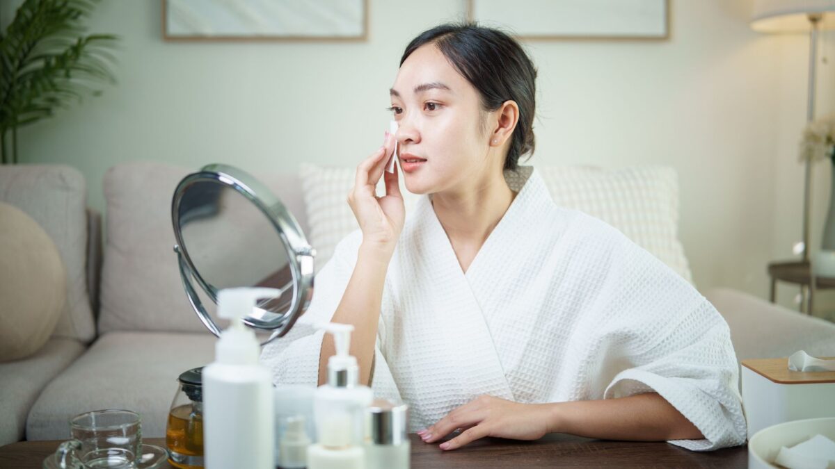 morning skincare routine steps for acne prone skin with cleanser toner and moisturizer