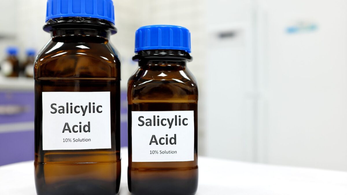 Hormonal acne flare-ups can be managed by using effective skincare ingredients like salicylic acid, niacinamide, and retinol. This image shows acne-prone skin affected by hormonal imbalance, emphasizing the importance of choosing the best ingredients to calm inflammation and prevent breakouts.