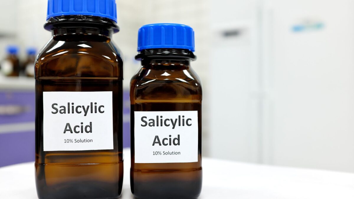 Why salicylic acid works for oily skin by unclogging pores and reducing excess oil